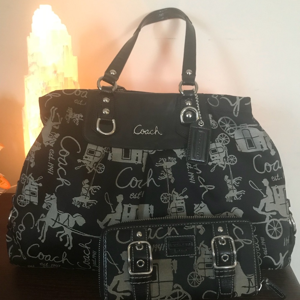 Rare Coach Horse & Carriage w full wallet
